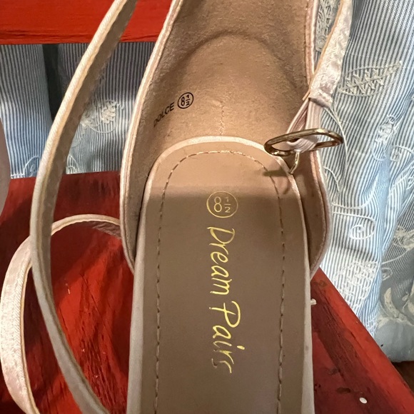 Dream Pairs Satin high heel. - Picture 2 of 4